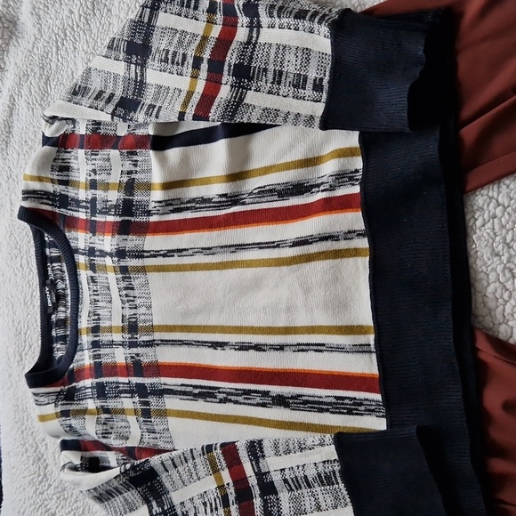 Sweater and capri as a set. - Picture 3 of 11